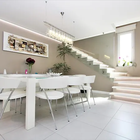 Moderne Alex Exclusive In Mit Pool بيت للعطل
