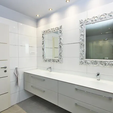 Moderne Alex Exclusive In Mit Pool بيت للعطل