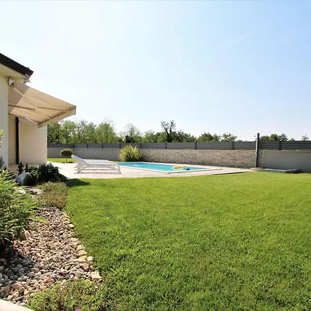 Moderne Alex Exclusive In Mit Pool