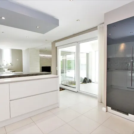 Moderne Alex Exclusive In Mit Pool Holiday home